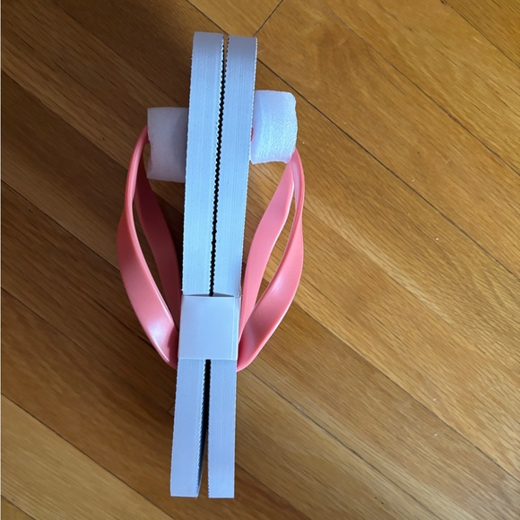 BRAND NEW FLIP FLOPS - Picture 3 of 3